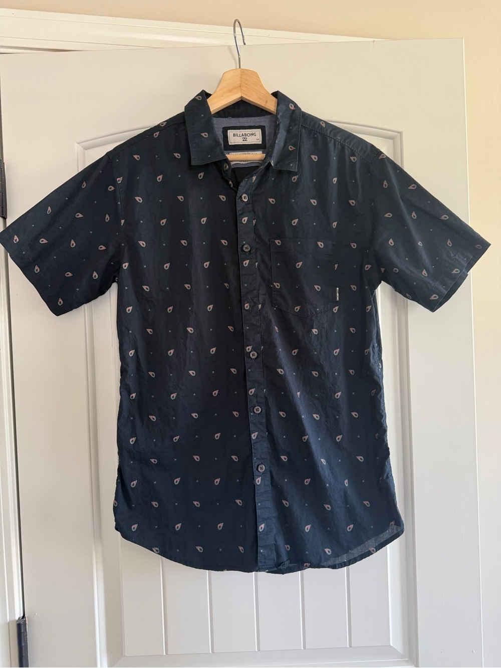 Billabong Men’s Dark Blue Short-Sleeve Button-Down Light Paisley Motif Small
